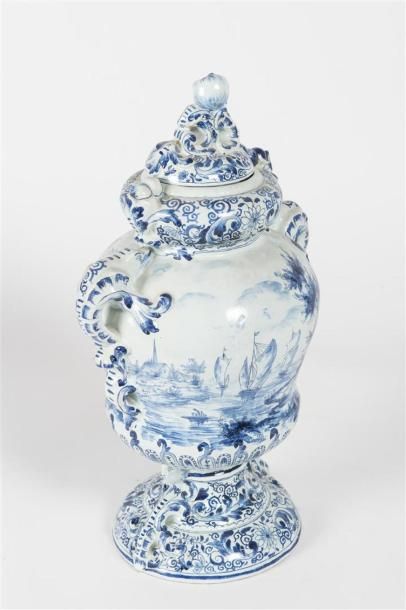 null DELFT 
Pot couvert en faïence bleu blanc
Marque PB en bleu 
H : 46 - L : 26...