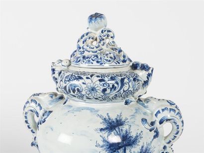 null DELFT 
Pot couvert en faïence bleu blanc
Marque PB en bleu 
H : 46 - L : 26...