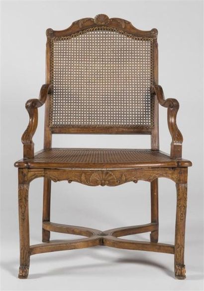 null Suite de deux fauteuils à dos plat en bois naturel cannés
18ème siècle
(joint...