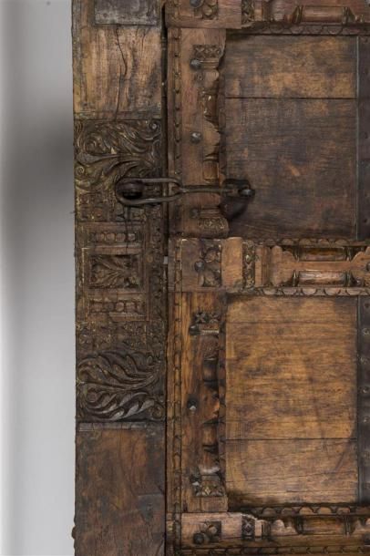 null Porte de palais en teck sculpté et ferrure 
Népal, 18ème siècle
H 210  L : 150 ...