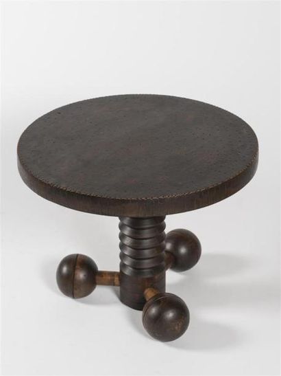 null Charles DUDOUYT (1885-1946)
Table basse en chêne teinté à plateau circulaire...
