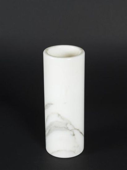 null Walter DANESI (XX-XXI ème)
Vase cylindrique en marbre de carrare 
Etiquette...