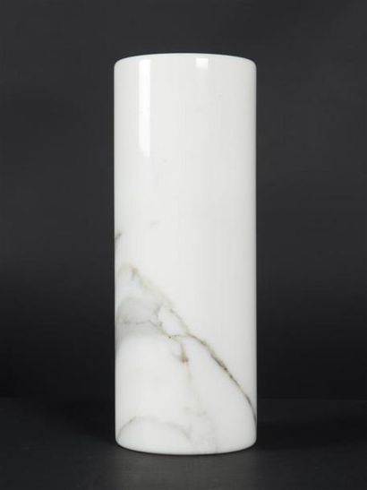null Walter DANESI (XX-XXI ème)
Vase cylindrique en marbre de carrare 
Etiquette...