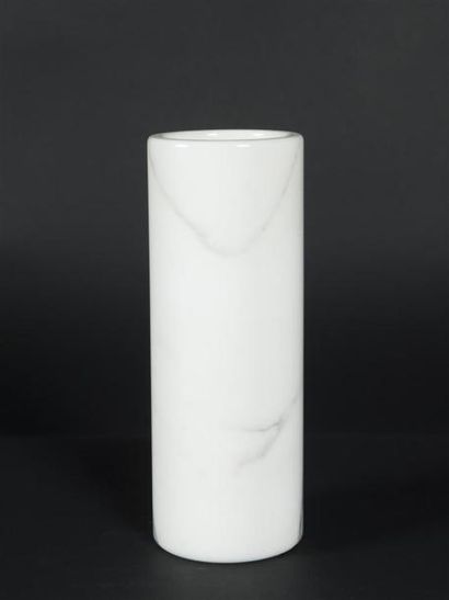 null Walter DANESI (XX-XXI ème)
Vase cylindrique en marbre de carrare 
Etiquette...