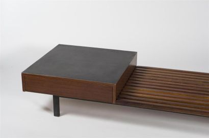 null Charlotte PERRIAND (1903-1999) 
Banquette de repos à un caisson de rangement...