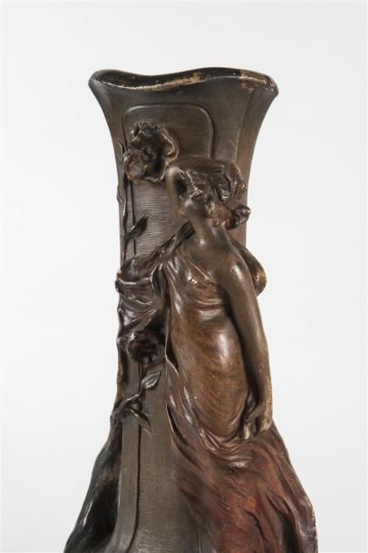 null Gustave VAN VAERENBERGH (1873 - 1927)
Grand vase de forme libre en plâtre polychrome...