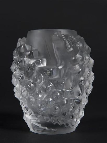 null René LALIQUE (1860-1945) 
Vase en verre blanc soufflé-moulé satiné à décor de...