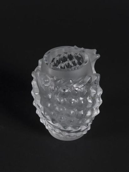 null René LALIQUE (1860-1945) 
Vase en verre blanc soufflé-moulé satiné à décor de...