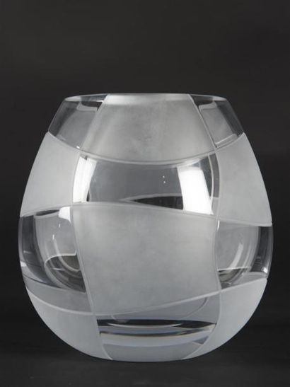 null MAISON CHRISTOFLE
Vase boule à col resserré en en cristal transparent et satiné...