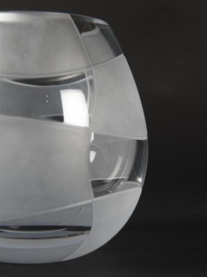 null MAISON CHRISTOFLE
Vase boule à col resserré en en cristal transparent et satiné...