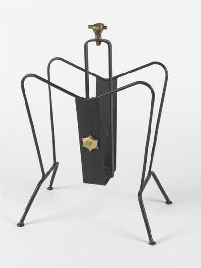 null Jacques ADNET (1900 - 1984)
Porte revue en fer forgé et laiton doré à deux compartiments...