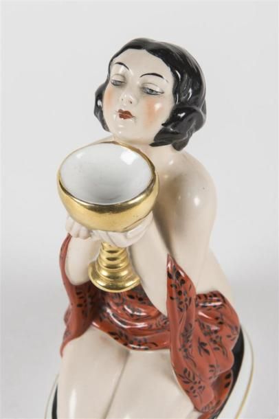 null ARGILOR
Veilleuse en porcelaine représentant une femme agenouillée en céramique...