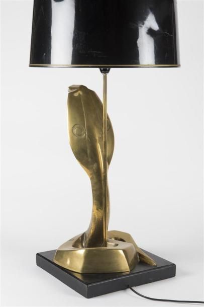 null Travail 1970
Lampe de table représentant un naja en bronze à patine dorée. Abat-jour...