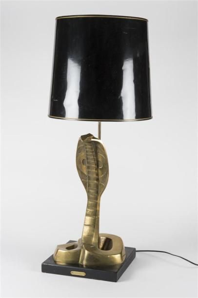 null Travail 1970
Lampe de table représentant un naja en bronze à patine dorée. Abat-jour...