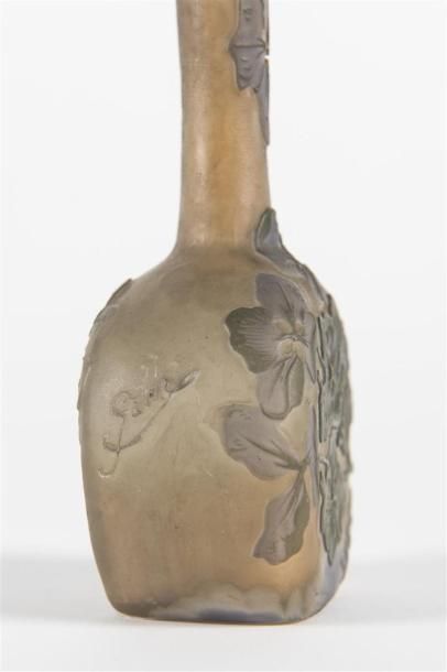 null Emile GALLE (1846-1904)
Vase soliflore en verre doublé à panse méplate, à décor...