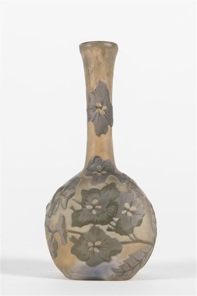 null Emile GALLE (1846-1904)
Vase soliflore en verre doublé à panse méplate, à décor...