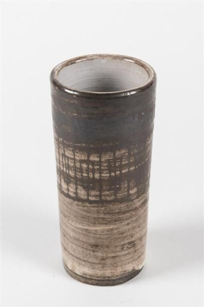 null Jacques POUCHAIN (1925-2015)
Vase de forme cylindrique à col resserré en terre...