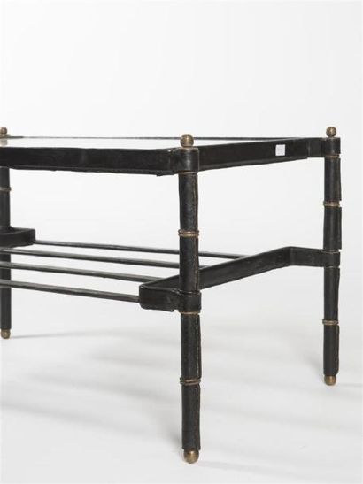 null Jacques ADNET (1900-1984)
Table basse à armature gainée de cuir noir piqué sellier,...