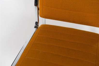 null Dans le goût de Yves CHRISTIN (20ème siècle)
Suite de trois fauteuils à structure...