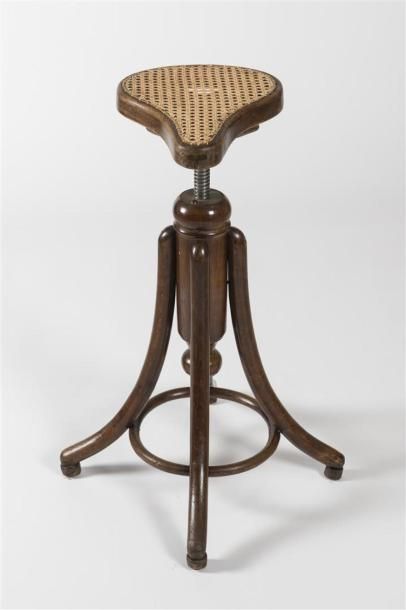 null Michael THONET (1796-1871)
Rare variante du modèle N°5001 du tabouret à assise...
