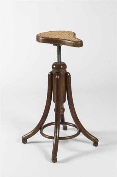 null Michael THONET (1796-1871)
Rare variante du modèle N°5001 du tabouret à assise...