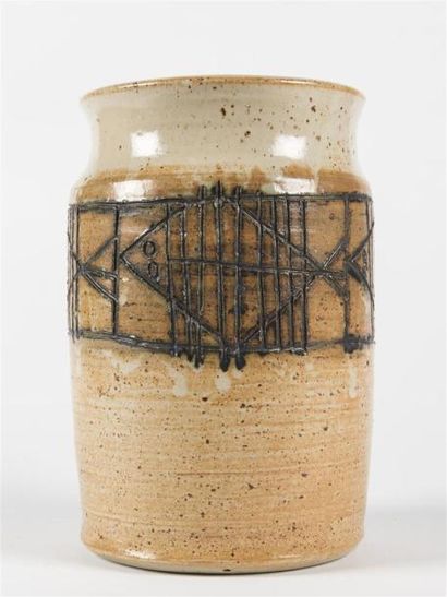 null Jacques POUCHAIN (1925-2015)
Vase cylindrique à col évasé en terre chamottée...