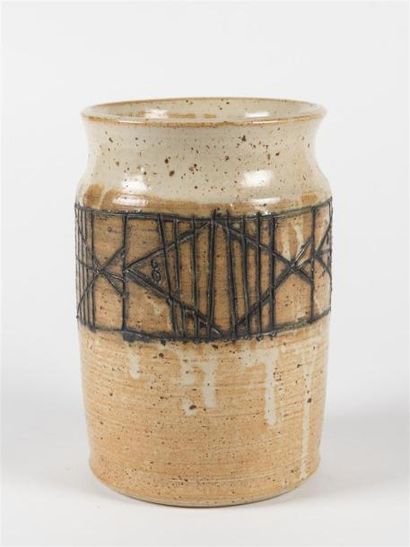 null Jacques POUCHAIN (1925-2015)
Vase cylindrique à col évasé en terre chamottée...