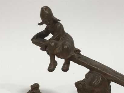 null Joseph D'ASTE (1881 1945)
La balançoire, deux enfants jouant
Terre cuite à patine...