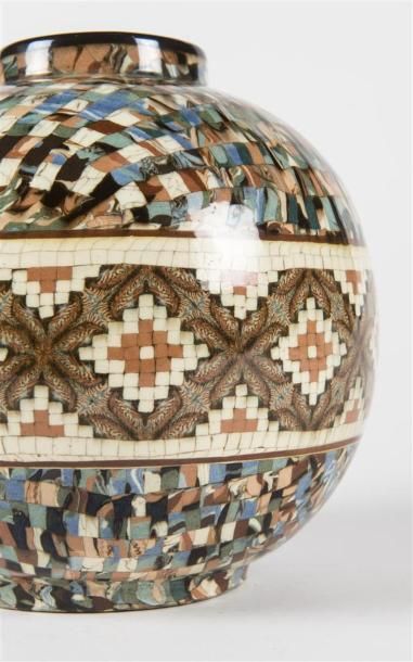 null Jean GERBINO (1876 -1966)
Vase boule en céramique polychromé à effet mosaïque.
Cachets...