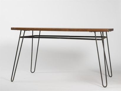 null Gérard GUERMONPREZ (20ème siècle) Attribué à
Table haute à structure en métal...