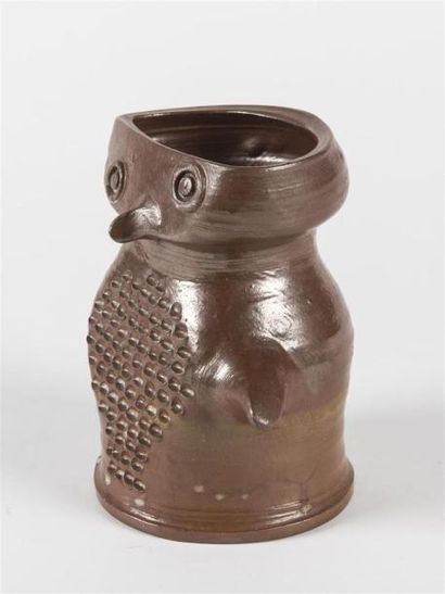 null Jacques POUCHAIN (1925-2015) 
Vase zoomorphe en terre chamottée émaillée brun...