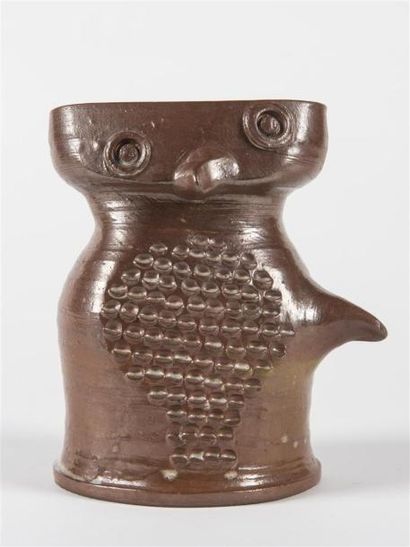 null Jacques POUCHAIN (1925-2015) 
Vase zoomorphe en terre chamottée émaillée brun...