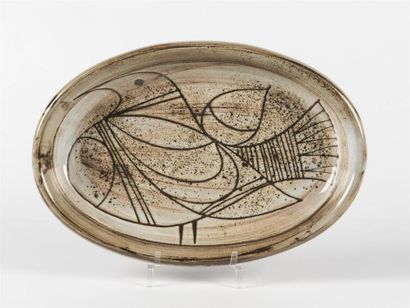 null Jacques POUCHAIN (1925-2015) 
Plat de forme ovale en céramique émaillée en terre...