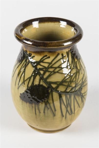 null AEGITNA ATELIER, 20ème siècle
Vase de forme ovoïde à col ouvert en céramique...