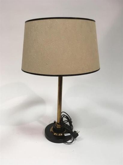 null Travail 1960
Lampe de table à trois feux à base circulaire en métal laqué noir...