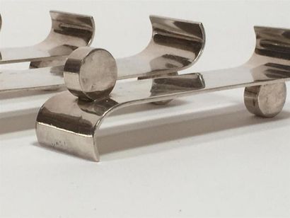 null Travail Art Déco
Suite de douze porte-couteaux en métal argenté 
Circa 1940
H:...