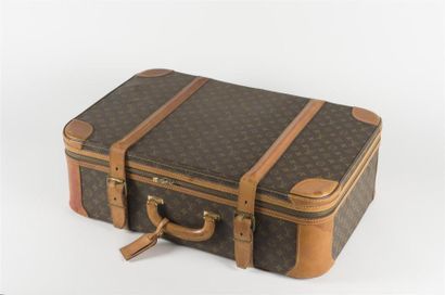 null Louis VUITTON
VALISE modèle "Stratos" en toile Monogram semi-rigide, deux sangles...