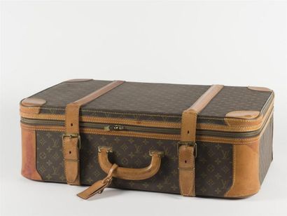 null Louis VUITTON
VALISE modèle "Stratos" en toile Monogram semi-rigide, deux sangles...