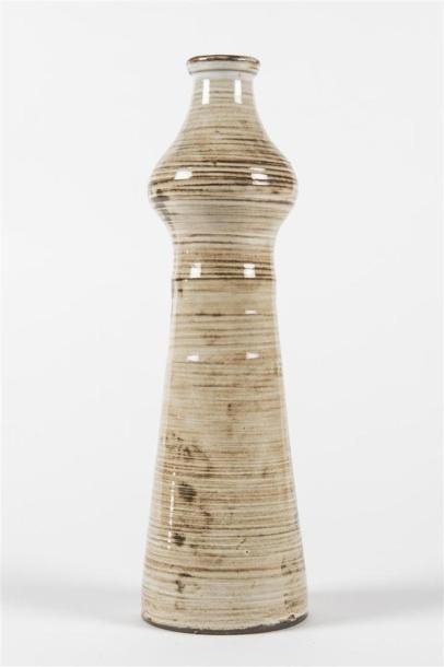 null Jacques POUCHAIN (1925-2015) K
Vase tronconique à col rétréci en terre chamottée...