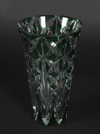 null SAINT LOUIS 
Vase de forme conique en cristal doublé transparent et vert
Signature...