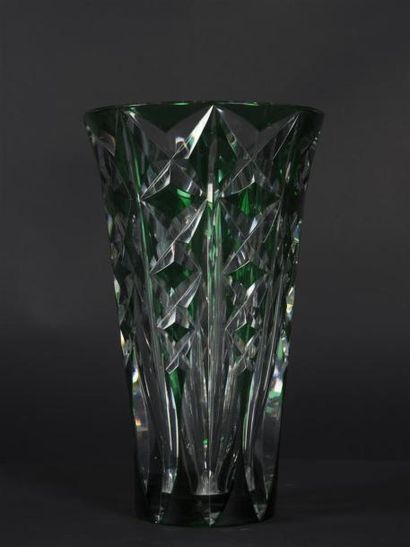 null SAINT LOUIS 
Vase de forme conique en cristal doublé transparent et vert
Signature...