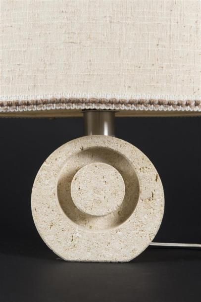 null Travail 1960
Lampe de table en pierre reconstituée surmontée d'un abat-jour...