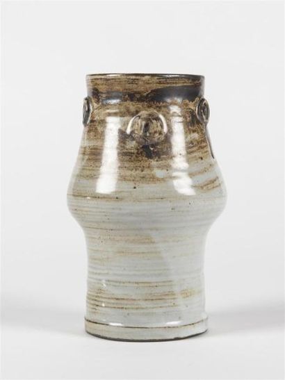 null Jacques POUCHAIN (1925-2015) 
Vase zoomorphe en terre chamottée maillée essuyé...