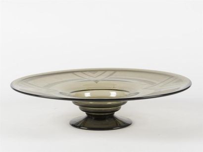 null André DELATTE (1887-1953)
Coupe sur piédouche en verre fumé à décor géométrique...