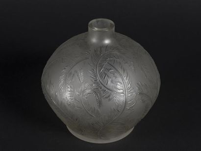 null René LALIQUE (1860-1945) et Suzanne LALIQUE (1899-1989)
Vase modèle PLUMES en...