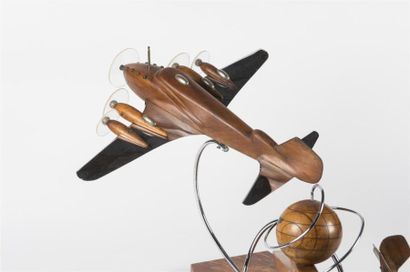 null Travail Art Déco
Sculpture composée de deux avions en bois et métal chromé reposant...