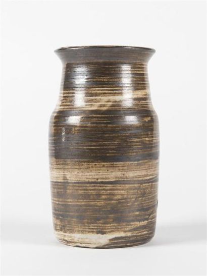 null Jacques POUCHAIN (1925-2015)
Vase rouleau en terre chamottée émaillée brun à...