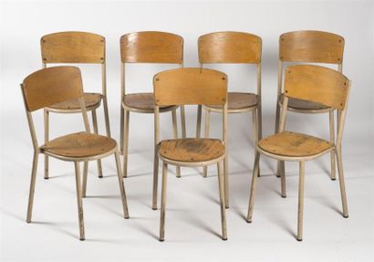 null MOBILOR 
Suite de sept chaises à structure tubulaire en métal laqué vert anglais....