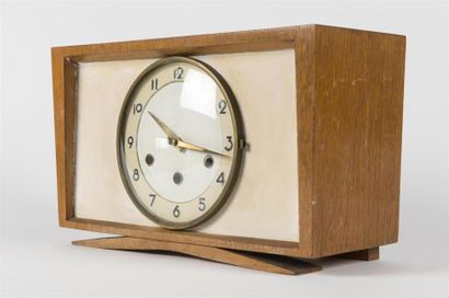 null Travail Art Déco 1940
Horloge de table mécanique en placage de bois 
H: 23 cm...