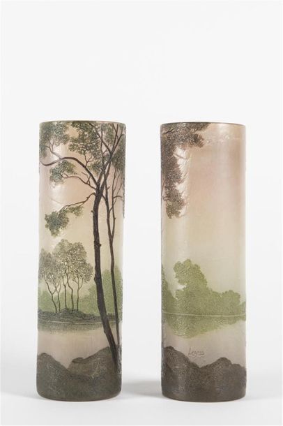 null Auguste LEGRAS (1817-1887)
Paire de vases rouleau "Paysage lacustre ». Épreuves...